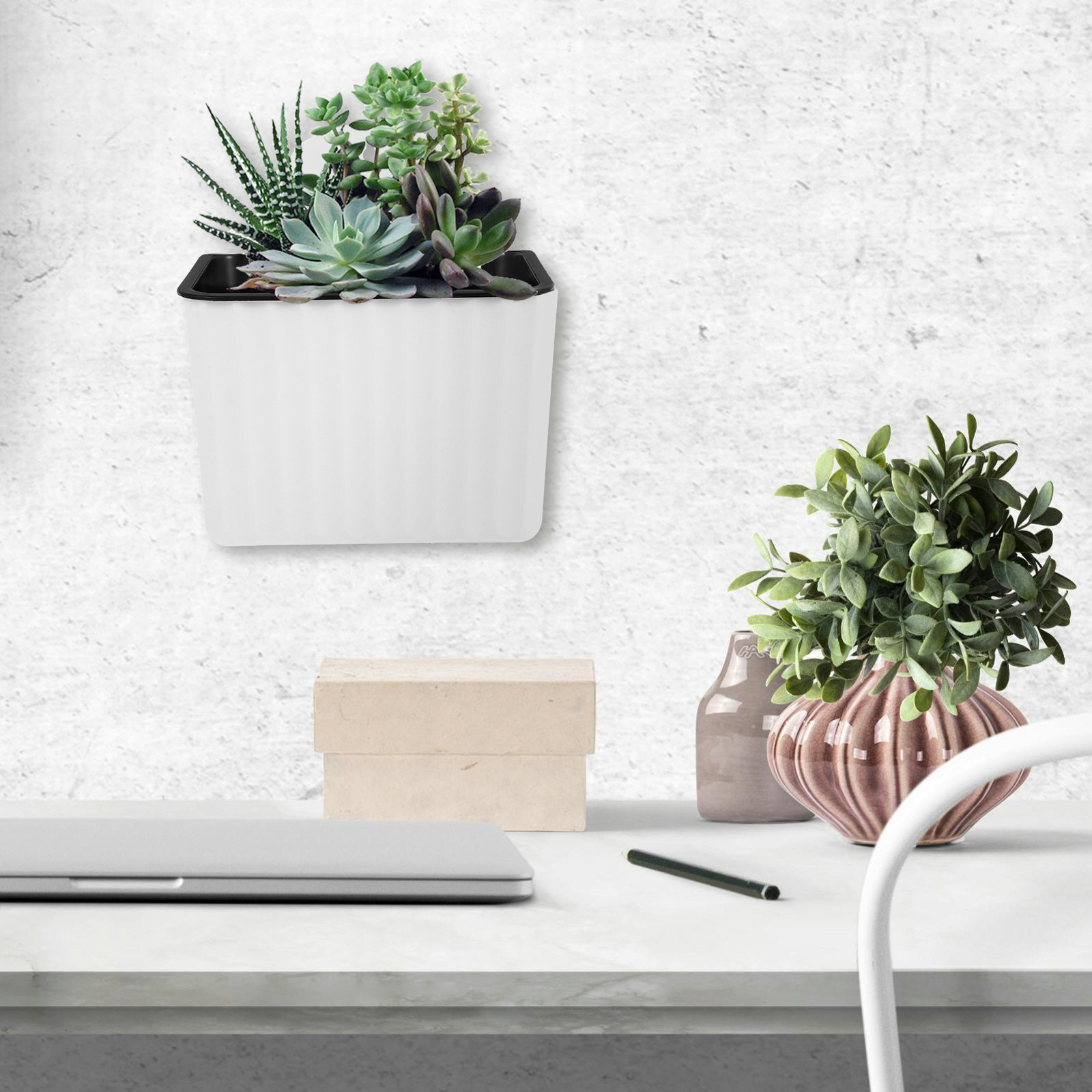 Self Watering Planter - กระถางดอกไม้ติดผนังแบบรดน้ำเอง 2 ชิ้น กระถางแขวนพลาสติกสำหรับปลูกต้นไม้ในร่มและกลางแจ้ง กระถางต้นไม้แบบรดน้ำอัตโนมัติสำหรับไม้อวบน้ำ